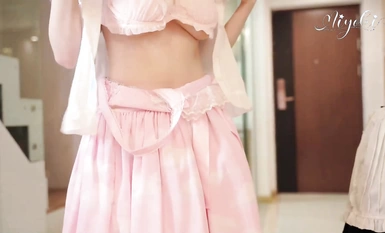 Pink kawaii super tender schoolgirl [Suzuki Misaki] white silk jade foot intercourse, you can hold on under the foot for a few minutes? Pink JK short skirt super seductive sexy!