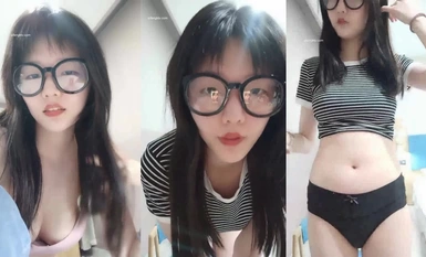 Một cô gái trẻ thuần khiết đeo kính và một người mới đến (1)