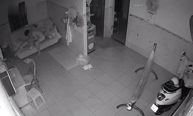 Chủ nhà bí mật lắp camera giám sát trong căn nhà cho thuê để quay lén cặp đôi trẻ quan hệ tình dục trên ghế ở phòng khách sau khi lên đỉnh, họ ngã gục vì kiệt sức.