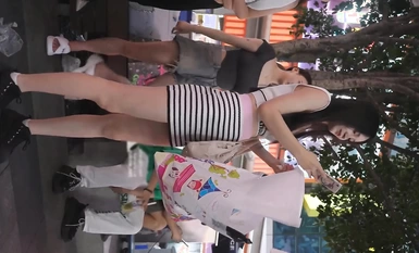 夜市宵夜攤低胸裝美女被猥瑣大叔圍觀 .盡力防走光沒想到下面還是被偷拍內褲夾進了屁股縫逼痕明顯