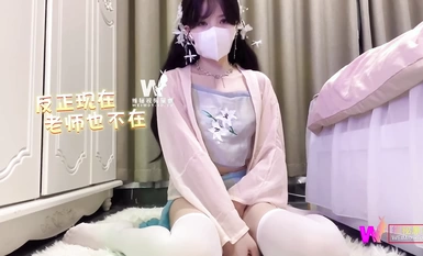 Crispy (Peach Sauce) - Hanbok girl playing with both tools during tutorials