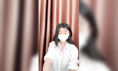 新人露臉，19歲大二眼鏡學生妹下海【夏天的童話】看著羞澀稚嫩，這柔密的陰毛，少女小穴真美，翹臀扭一扭，讓人心盪漾 (1)