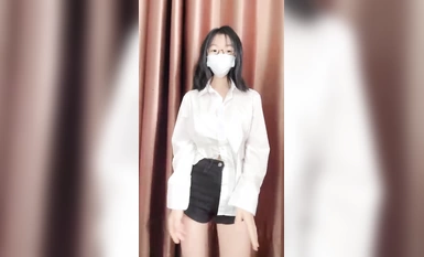 新人露臉，19歲大二眼鏡學生妹下海【夏天的童話】看著羞澀稚嫩，這柔密的陰毛，少女小穴真美，翹臀扭一扭，讓人心盪漾 (1)