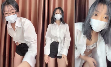 Pendatang baru muncul, gadis kelas dua berusia 19 tahun berkaca mata pergi ke laut [Summer Fairy Tale] kelihatan pemalu dan tidak matang, rambut kemaluan yang lembut, puki gadis itu sangat cantik, dan lilitan punggungnya membuatkan hati orang ramai berdeb