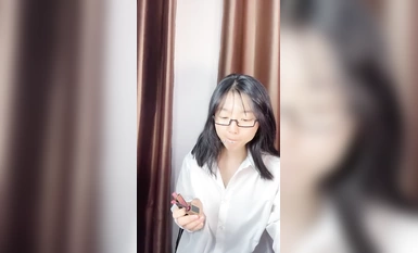 新人露臉，19歲大二眼鏡學生妹下海【夏天的童話】看著羞澀稚嫩，這柔密的陰毛，少女小穴真美，翹臀扭一扭，讓人心盪漾 (1)