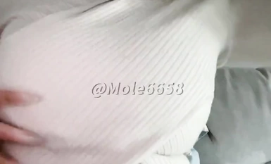 巨乳尤物【Mole】把玩巨乳，越玩越大，騷貨在浴室摳逼誘惑狼友們福利合集！（1）