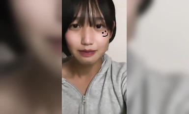 [Live chat] Malaking buzz! Ang nagbebenta ay tinanggal! Mag-shoot gamit ang iyong smartphone! Ngayon ay ang panahon ng erotikong in-talive! Kumuha ng talk scene ng isang baguhang batang babae na nagse-selfie na may malalaking suso! Healthy with light make