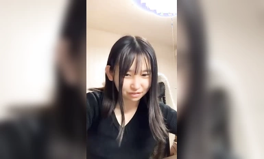 [未经审查的即时聊天] Kita：智能手机拍摄！合法萝莉聊天白皮肤的业余女孩，从家里立即脱掉衣服！估计D罩杯美丽的乳房和稀疏的阴毛超级特写！电脑椅