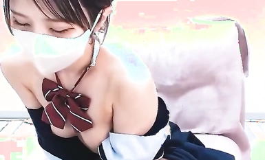 无删减即时聊天] 高清视频！身着偶像校服的美少女聊天室美女降临！高清视频，让你感受美女的魅力！视频后半部分是喷水淋浴！