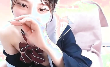 无删减即时聊天] 高清视频！身着偶像校服的美少女聊天室美女降临！高清视频，让你感受美女的魅力！视频后半部分是喷水淋浴！