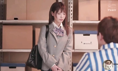 [IPX-660] Dewi yang tidak berdosa dan manis [Momonogi Na] Momo pergi ke pasar raya dan dibawa oleh dua jurujual dan diseret ke gudang Siapa yang tidak terobsesi dengan kemaluan yang begitu lembut menembusi satu demi satu