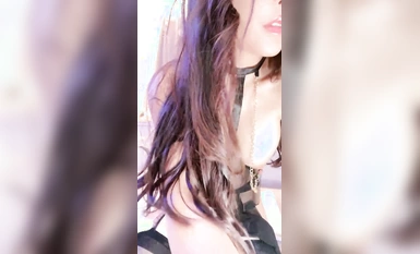 性感尤物台灣美女【雲小禾】爆乳肥臀極度誘惑！鏈子情趣內衣乳夾，吊帶黑絲襪，翹起美臀扣穴，一線天白虎美穴