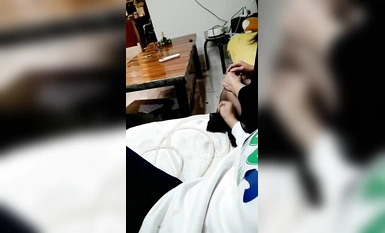 媽媽和兒子亂倫 溫馨之家變成了淫窟【戀母】開水裡下迷葯，癱軟後脫光抱進卧室，無套內射騷媽媽，超刺激！ (4)