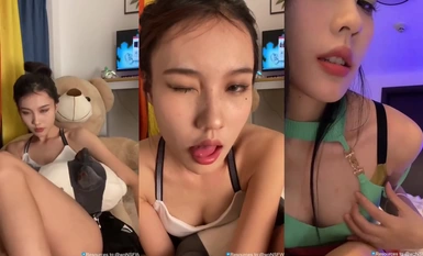 極品腿模御姐范主播「膽膽」撩騷盯射 吐舌頭、吞口水、阿黑顏、舔舐腳趾和絲襪 一雙傲人美腿誘惑至極 合集（2）