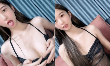 Top Youjin goddess schoolgirl [Guangzhou schoolgirl] green broadcast to yellow under the sea temptation! The girl's thong, clean pink pussy, lifting up her skirt, white poor breasts, thin waist and beautiful legs twisting and moaning.