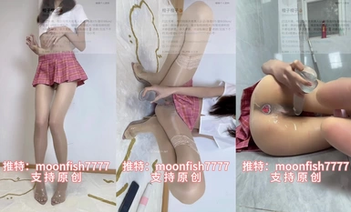 12月最新流出，推特新人極品長腿苗條燒婊子【橘子橘子】VIP福利私拍，JK服道具紫薇肉絲入穴高潮大量潮吹黑絲露出邊走邊尿（2）