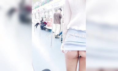 頂級反差女神〖娜娜愛之屋〗最新露出挑戰，人來人往商場地鐵人前偷偷露出，緊張刺激！超級反差合集（2）