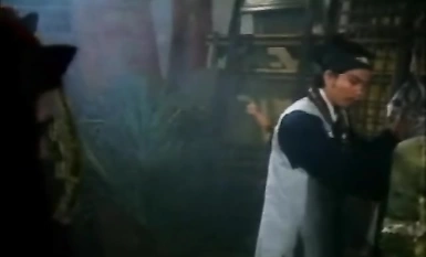 重口三级片《赶尸艳谈》！赶尸道士途中奸尸引起众尸不满疯狂杀人！