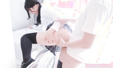 Cô gái nhà bên ngây thơ [AsamiSusu Susu] Cô bé đĩ điếm đeo kính siêu tương phản. Cô ấy mang tất đen và mặc bộ đồ JK khắp người và bị anh trai đụ mạnh vào máy giặt. cô ấy thích nó hơn.