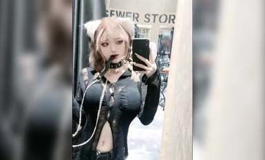 Bandingkan sebelum dan selepas menanggalkan pakaian dengan hanya satu klik untuk memenuhi semua fantasi anda tentang wanita di sekeliling anda