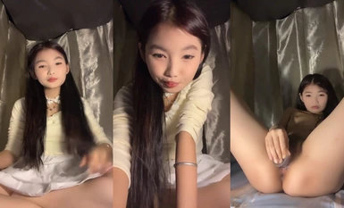 Authentic college student secretly strips naked in the dormitory [Yao Yao Yao Shake] with the insertion of props, the body involuntarily trembles, tense and exciting (5)