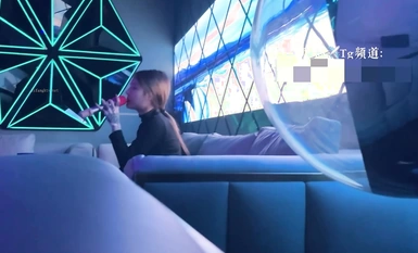 UUS1980: 少女は眠っているふりをするが、神は彼女に触れ、そして部屋を開ける (1)