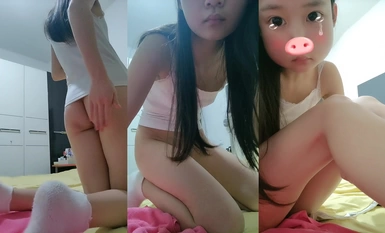 Ang 19-year-old na inosenteng estudyante ay sobrang cute [ang iyong school girl] nag-lock ng pinto sa bahay mag-isa, nagpalit ng damit at nagsasalsal sa boudoir, naiihi ng malapitan, napakaraming tubig na patuloy na umaagos (5)