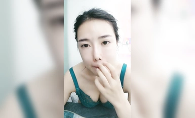 2024年、[Sweet Little Peach Blossom]、メイド服、白人の若い女性、カメラの下の美しい顔もかなりの姿勢である、この黒い陰毛 (1)