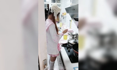 淫慾反差美少女【軟軟兔Lt774523412】粉粉小廚娘做飯時被爸爸抱腰後入，小白襪瑪麗珍鞋 超可愛的LO裙小女僕，又是被主人中出的一天