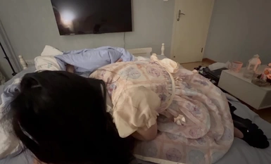 Ang will-o'-the-wisp boy ay nagpatuloy sa pananakit sa batang babae na si Bai Yueguang Sa pagkakataong ito ay iniabot niya ang kanyang mga kuko sa maliit na batang babae na si Lolita at hinawakan ang kanyang mga utong na siya ay napaiyak pa.