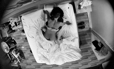 白皙學生妹和黑皮猥瑣男開房做愛 連干三次 (3)