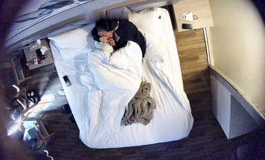 Nữ sinh da trắng và đàn ông da đen dâm đãng mở phòng quan hệ tình dục ba lần liên tiếp (1)