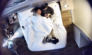 Nữ sinh da trắng và đàn ông da đen dâm đãng mở phòng quan hệ tình dục ba lần liên tiếp (1)