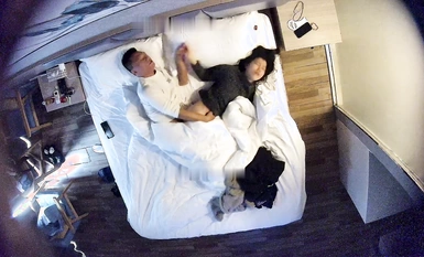 Nữ sinh da trắng và đàn ông da đen dâm đãng mở phòng quan hệ tình dục ba lần liên tiếp (1)