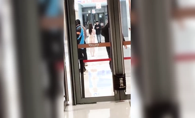 武汉洪山万科广场 女子裸奔 因男友出轨闺蜜 报复性全裸上街