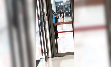 武汉洪山万科广场 女子裸奔 因男友出轨闺蜜 报复性全裸上街