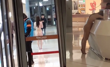 武漢洪山萬科廣場女子裸奔因男友出軌閨蜜報復性全裸上街