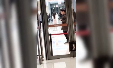 武汉洪山万科广场 女子裸奔 因男友出轨闺蜜 报复性全裸上街