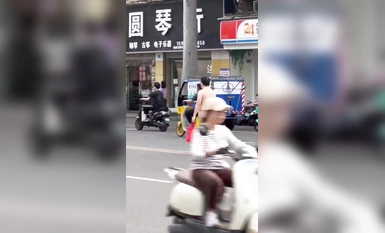 现在是流行裸奔吗？南宁一男子大街上裸奔！