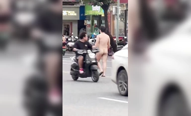 现在是流行裸奔吗？南宁一男子大街上裸奔！