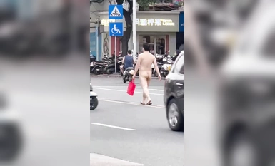 现在是流行裸奔吗？南宁一男子大街上裸奔！