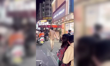 现在是流行裸奔吗？南宁一男子大街上裸奔！