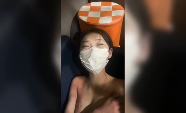 Seorang gadis dari Xining, Wilayah Qinghai telah dibuli oleh ramai orang di sebuah hotel ketika sedang makan tembikai di Douyin