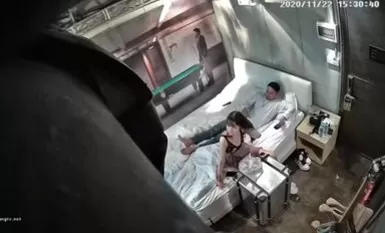 에로틱 란제리 팬티를 입고 섹스를하는 여성스러운 젊은 여성