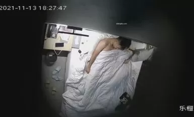 最新乐橙酒店上帝视角高清偷拍大学生情侣星期天放假开房过夜啪啪啪