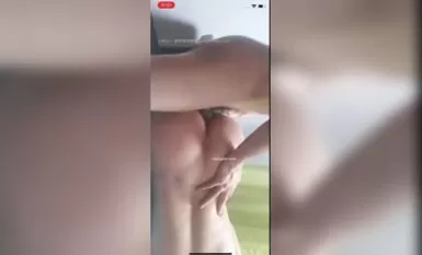 脚の長い若い女性 (2)