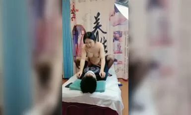 骚技师调戏男客户激情啪啪，黑丝情趣口交大鸡巴主动上位让小哥玩着奶子抽插，中途女友来电话边草逼边说开车