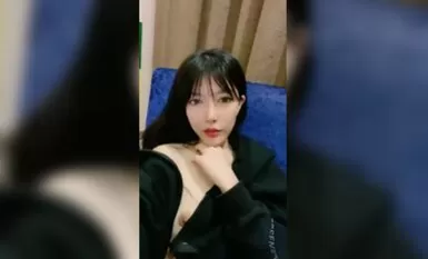 Nữ thần xinh đẹp [Seven Happiness Girls] thủ dâm trong khách sạn sang trọng, với âm hộ hổ trắng và giọng nói trong trẻo khi nói chuyện