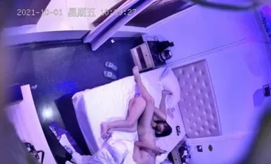 ในช่วงวันชาติ คู่หนุ่มสาวเปิดห้องเพื่อมีเซ็กส์ขณะดูวิดีโอบนโทรศัพท์มือถือขณะมีเซ็กส์ พวกเขาเรียนรู้ตำแหน่ง AV ต่างๆ และลองใช้ HD 720P เวอร์ชัน 1 ที่คมชัดเป็นพิเศษ