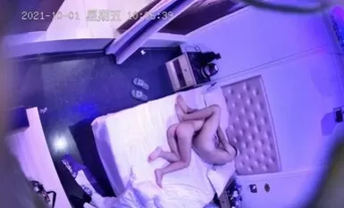 国庆年轻小情侣开房做爱 边看手机片儿边做爱 AV姿势没少学各种尝试 高清720P超清版2